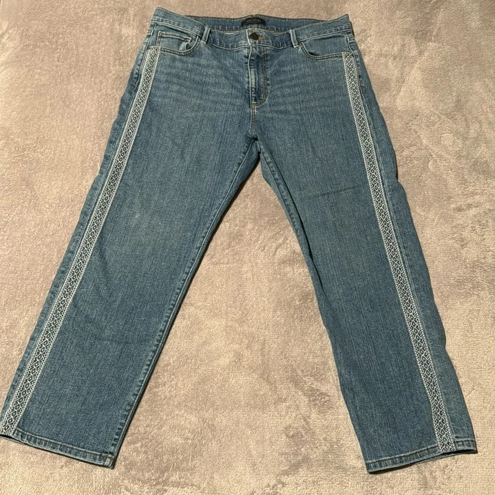 Ann Taylor Jeans‎ Size 8 Embroidered Straight Cropped Denim Comfortable